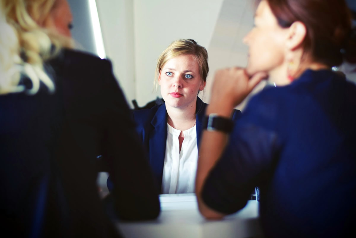 manage-clients-designers-in-meeting
