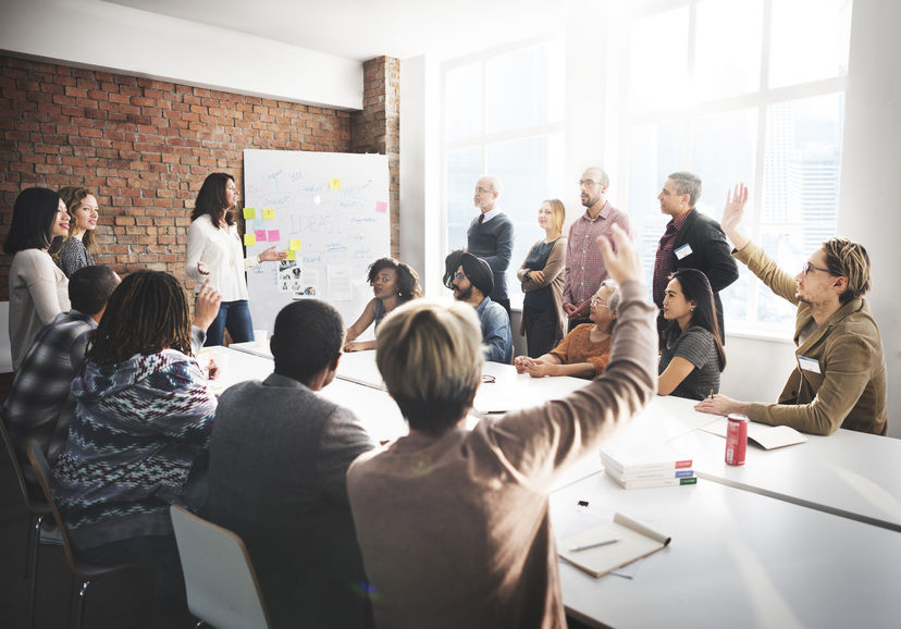 会議室で活発なミーティングをしている人々